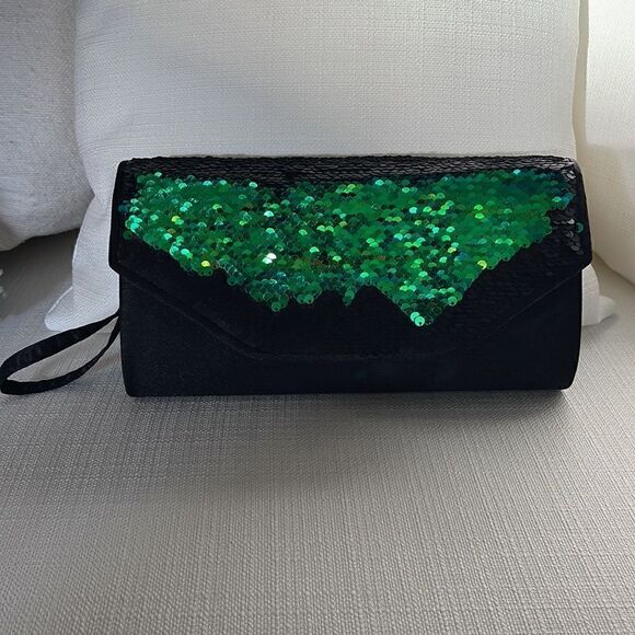 Ardene Reversible Sequin Clutch - Picture 10 of 13
